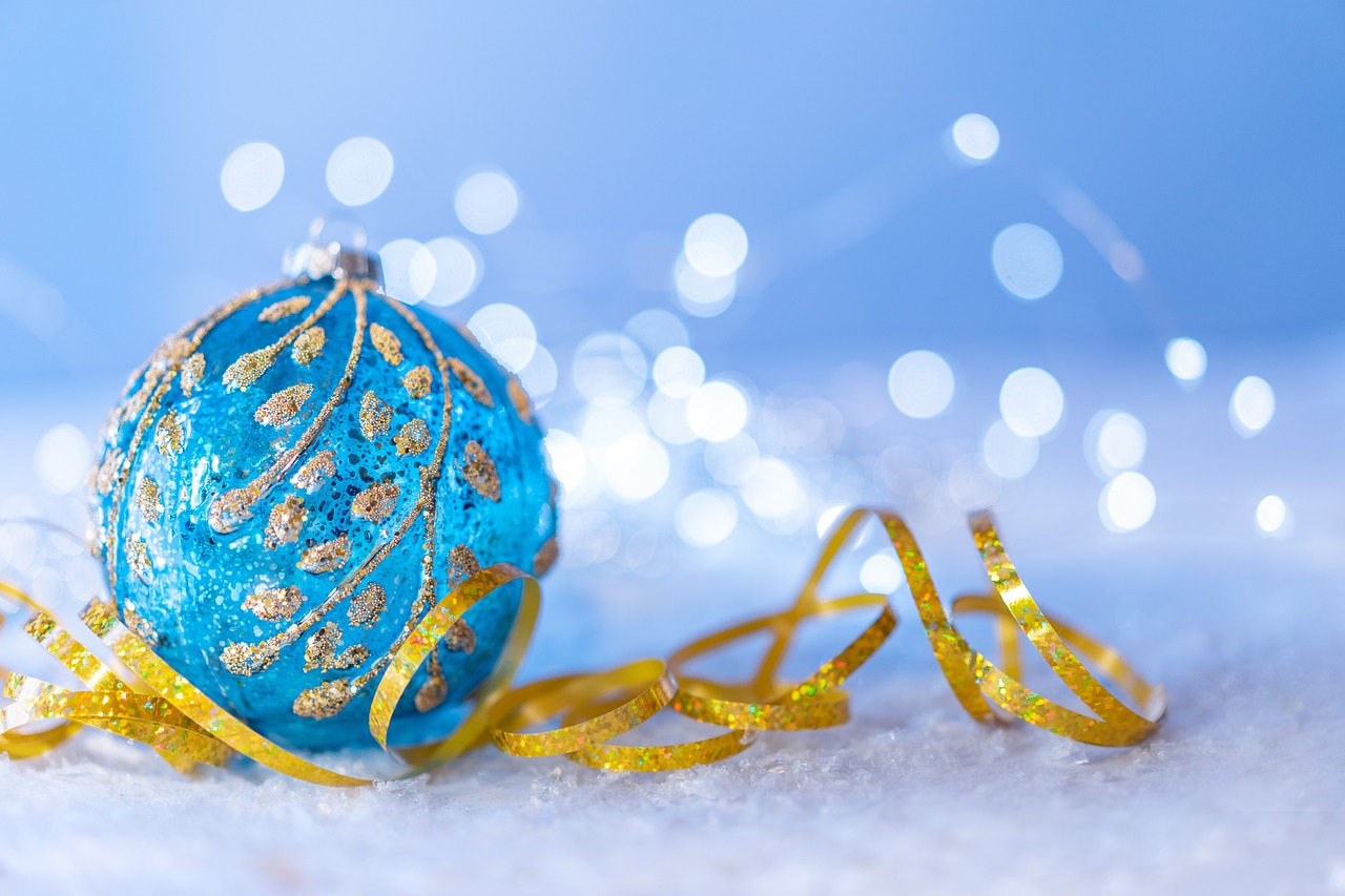 découvrez une scène de noël magique remplie de lumières scintillantes, de décorations festives et de l'esprit chaleureux des fêtes. plongez dans l'atmosphère enchantée des célébrations de fin d'année, où chaque détail évoque la joie et la convivialité de cette période tant attendue.